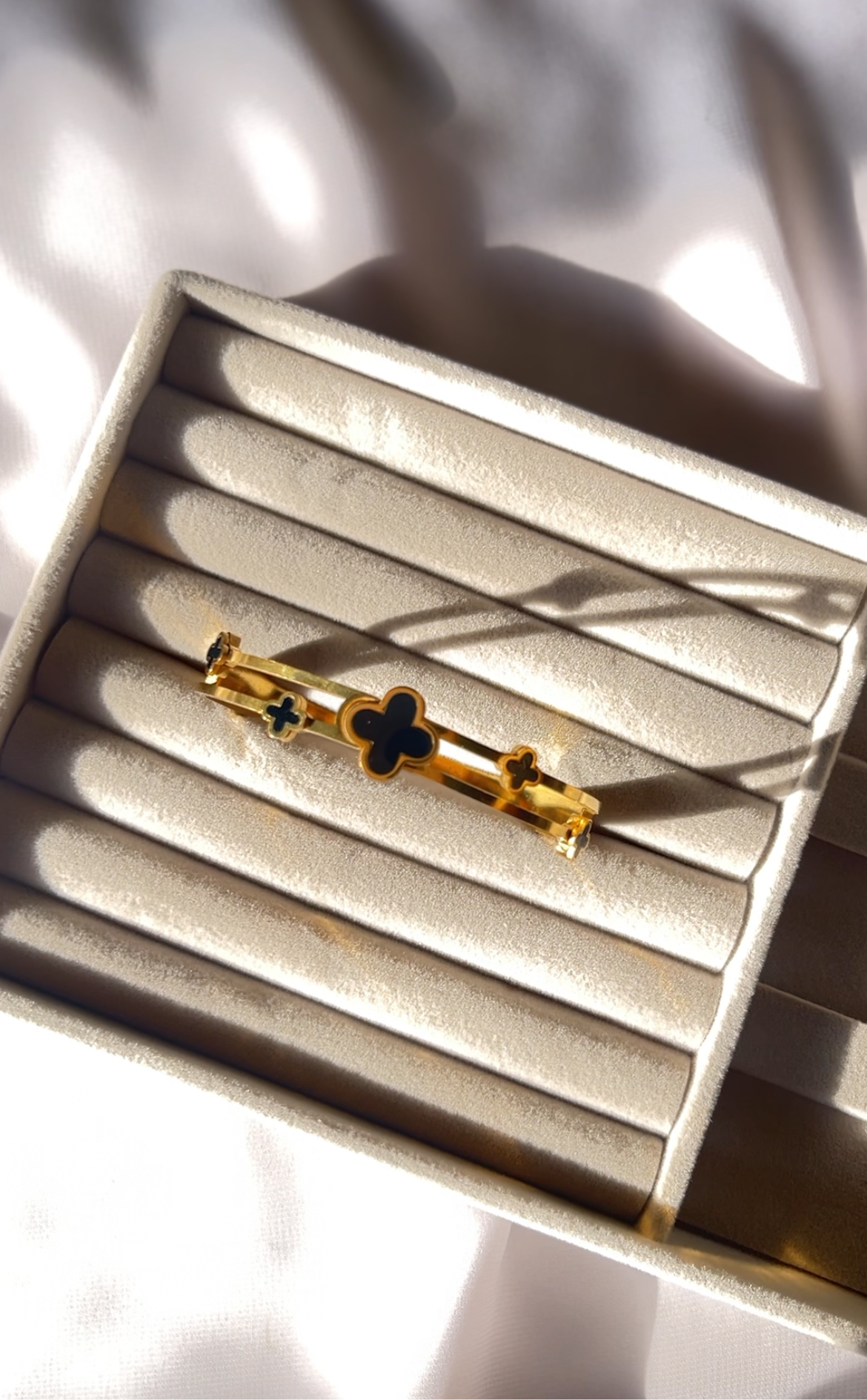 Tetra Clover Gold Cuff