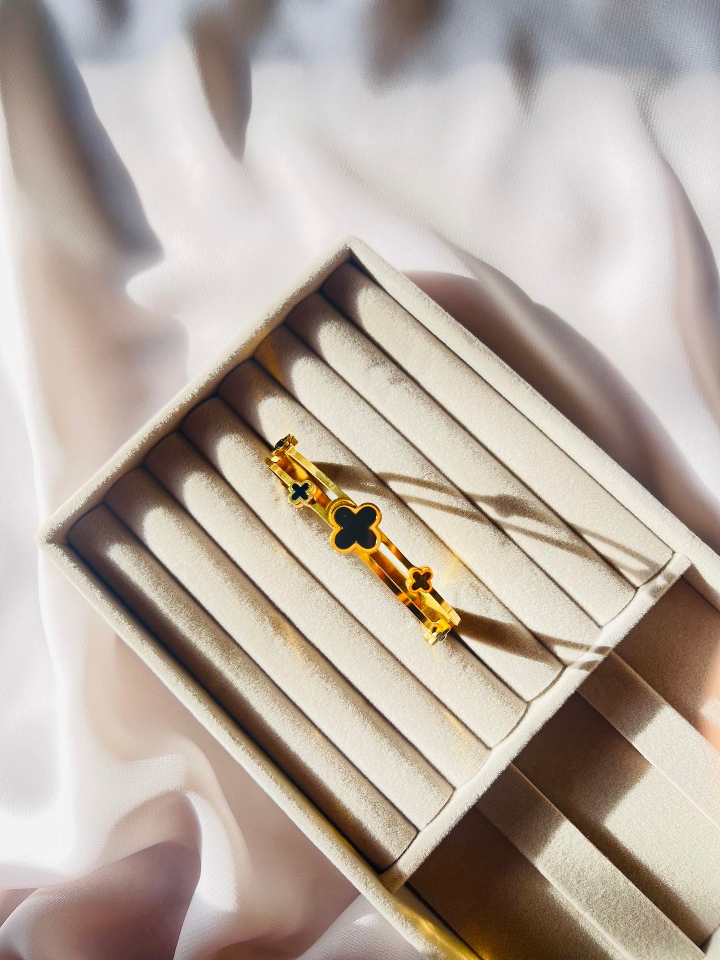 Tetra Clover Gold Cuff
